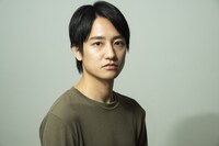 ストロボを直接当てた“直打ち”で竪山隼太が撮影した藤原季節。