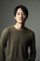 ボックスを付けたストロボで、竪山隼太が撮影した藤原季節。