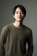 ボックスを付けたストロボで、竪山隼太が撮影した藤原季節。