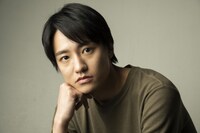 平岩先生のアドバイスを経て、ボックスを付けたストロボで、竪山隼太が撮影した藤原季節。