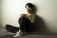 平岩先生のアドバイスを経て、ボックスを付けたストロボで、竪山隼太が撮影した藤原季節。影が写真にニュアンスを足している。