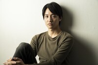 平岩先生のアドバイスを経て、ボックスを付けたストロボで、竪山隼太が撮影した藤原季節。