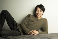 平岩先生のアドバイスを経て、ボックスを付けたストロボで、竪山隼太が撮影した藤原季節。