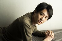 平岩先生のアドバイスを経て、ボックスを付けたストロボで、竪山隼太が撮影した藤原季節。