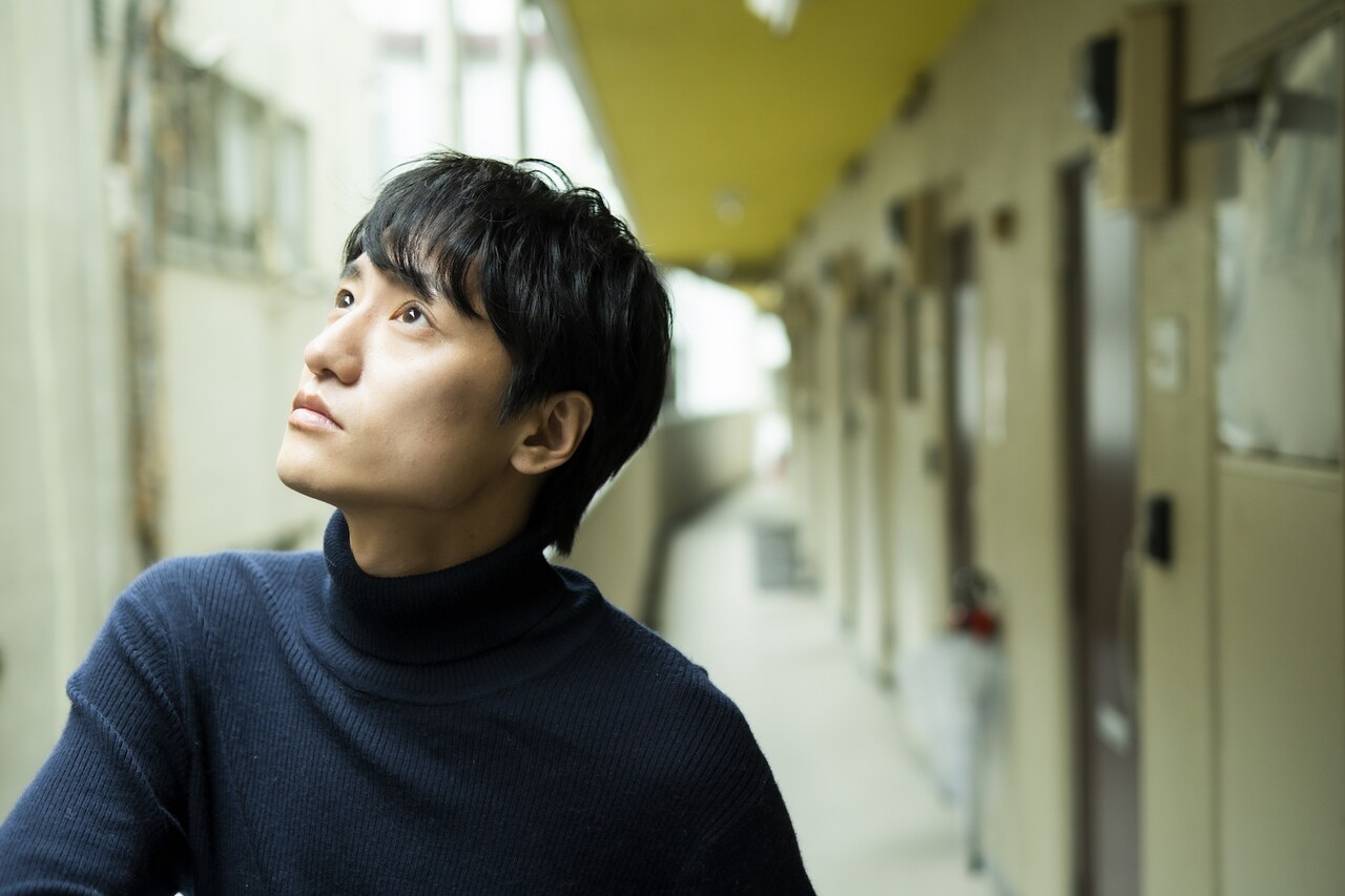 まずはラフに、竪山隼太が撮影した藤原季節。