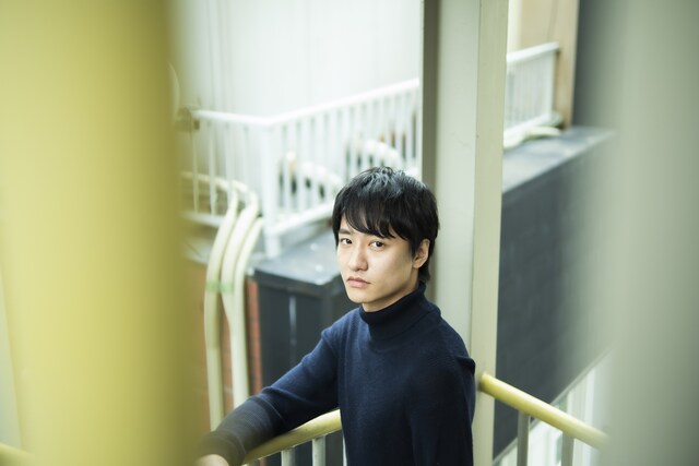 前ボケを生かして階段の隙間から、竪山隼太が撮影した藤原季節。