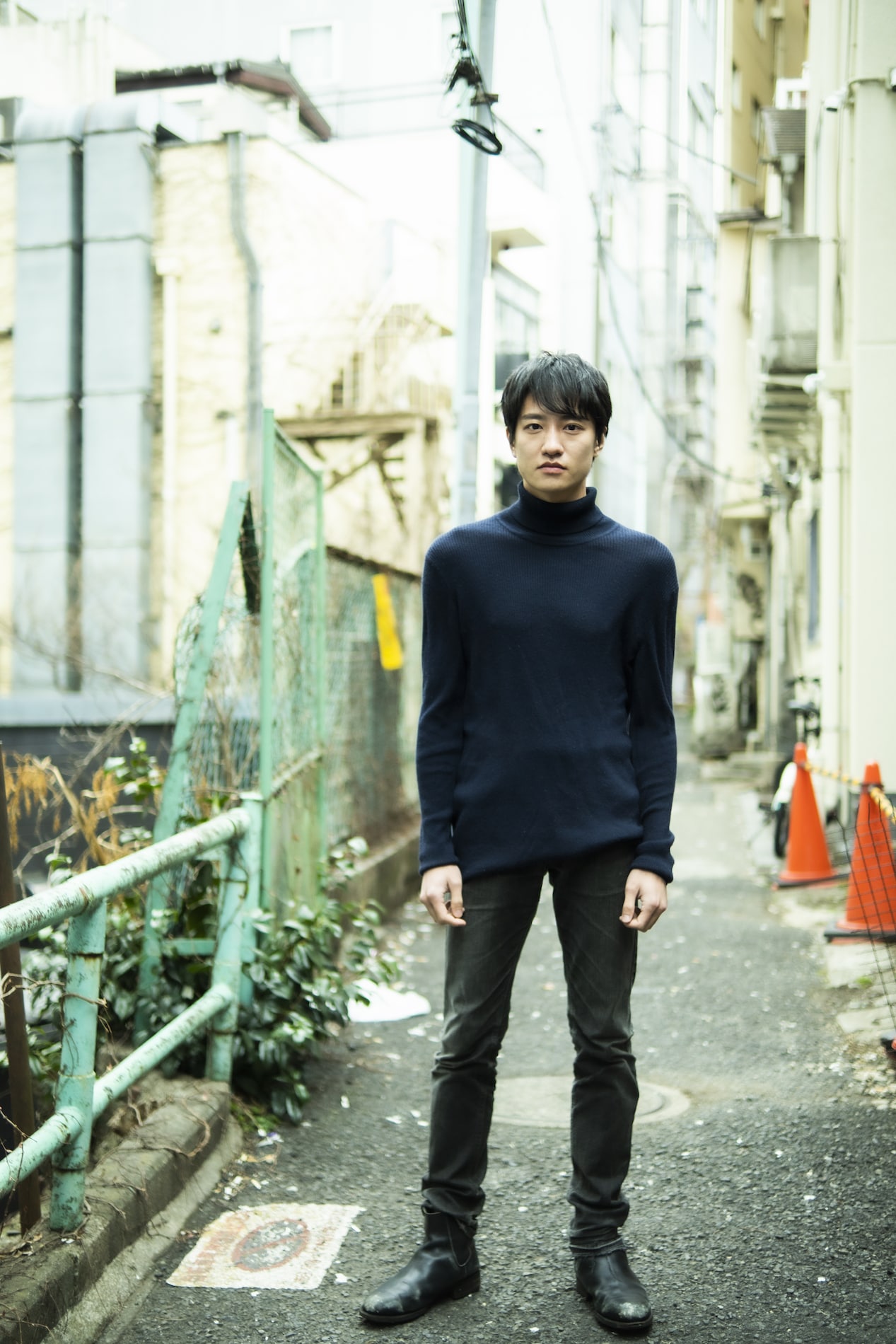 竪山隼太の案内で、路地裏の撮影に応じた藤原季節。