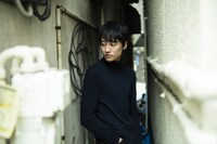 竪山隼太の希望に応え、こんなビルの隙間にもスッと入ってくれた、竪山が撮影した藤原季節。