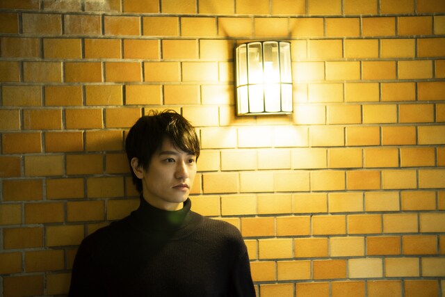 何気ないライトも、平岩先生のアドバイスで撮影にすると雰囲気のある1枚に。竪山隼太が撮影した藤原季節。