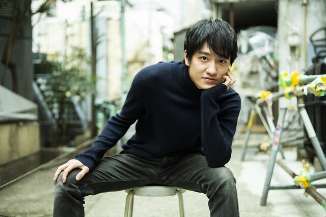 平岩先生の「椅子、座ってみよう！」の声で、路上の椅子に座ってみた、竪山隼太が撮影した藤原季節。