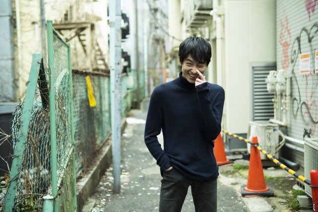 竪山隼太の熱心な様子に、砕けた表情を見せ始めた藤原季節。