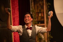 劇団「地蔵中毒」第15回公演 無教訓意味なし演劇 vol.15「『中待合室にお入り下さい』を待ちながら」より。（撮影：塚田史香）