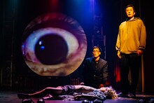 劇団「地蔵中毒」第15回公演 無教訓意味なし演劇 vol.15「『中待合室にお入り下さい』を待ちながら」より。（撮影：塚田史香）