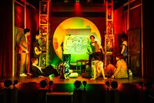 劇団「地蔵中毒」第15回公演 無教訓意味なし演劇 vol.15「『中待合室にお入り下さい』を待ちながら」より。（撮影：塚田史香）