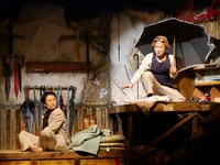 唐組「おちょこの傘持つメリー・ポピンズ」過去公演より。（撮影：上原基章）