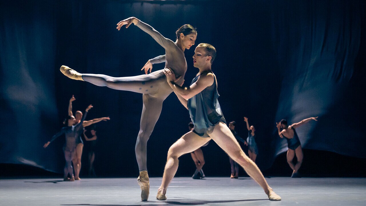 ドイツのバレエ・オブ・ディファレンスが「集団行動」の練習に参加