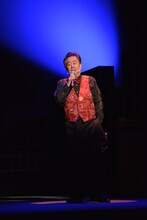 トム・プロジェクト プロデュース 風間杜夫ひとり芝居「帰ってきたカラオケマン」より。