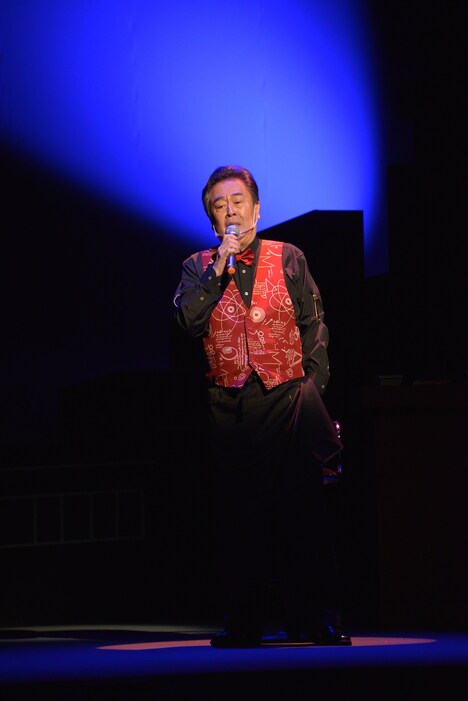 トム・プロジェクト プロデュース 風間杜夫ひとり芝居「帰ってきたカラオケマン」より。