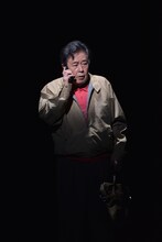 トム・プロジェクト プロデュース 風間杜夫ひとり芝居「帰ってきたカラオケマン」より。