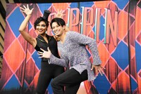 カメラマンから「ポーズお願いします」とリクエストされ、即座に応えるCrystal Kay（左）と森崎ウィン（右）。