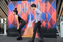 写真撮影のためにポーズを取り続けていたCrystal Kay（左）は、「ちょっとリセットしていいですか」と一時休憩。右はそんなCrystalを見守る森崎ウィン。