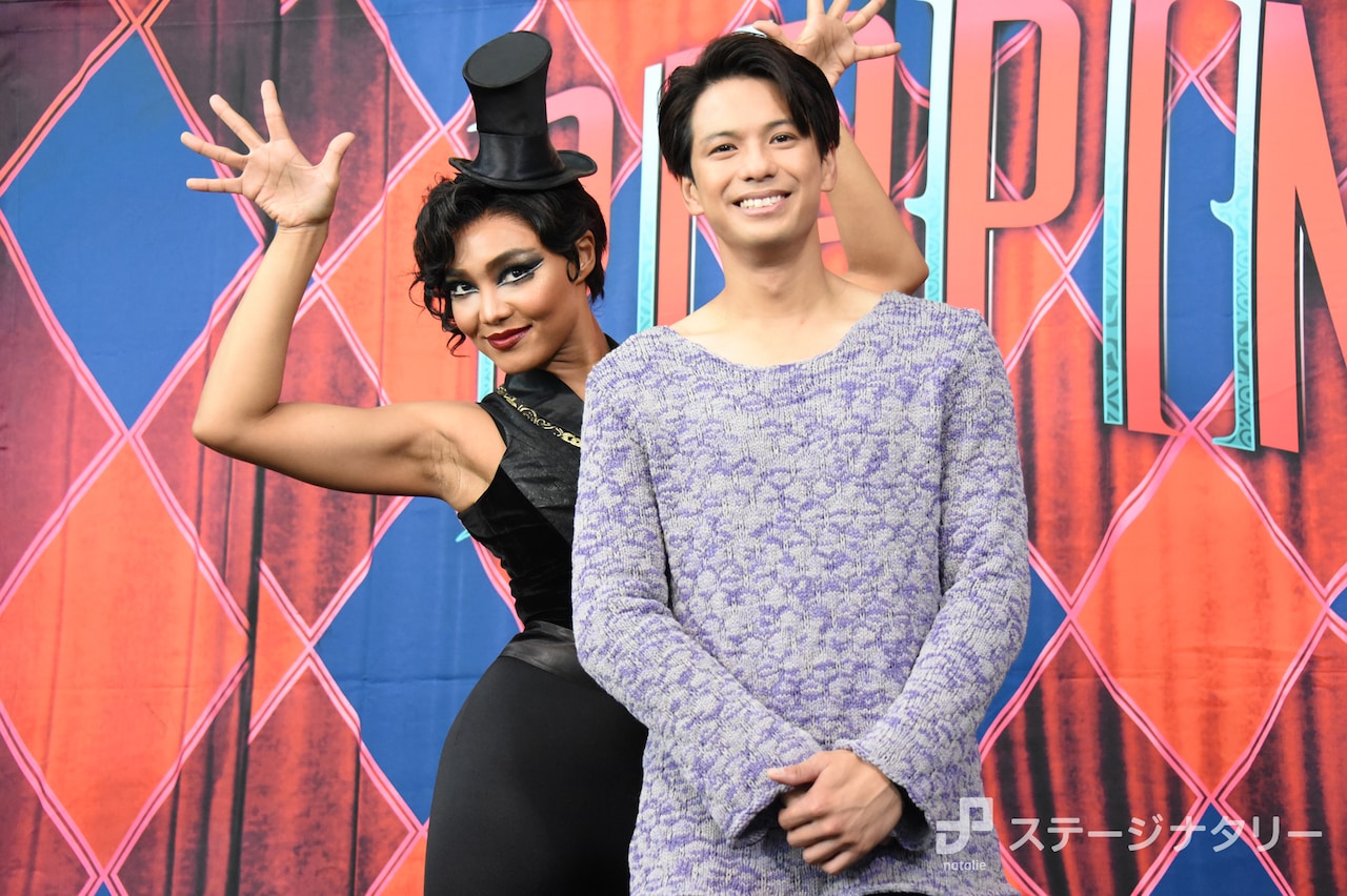 ミュージカル「ピピン」開幕、Crystal Kayが森崎ウィンに「“パピー”みたい」