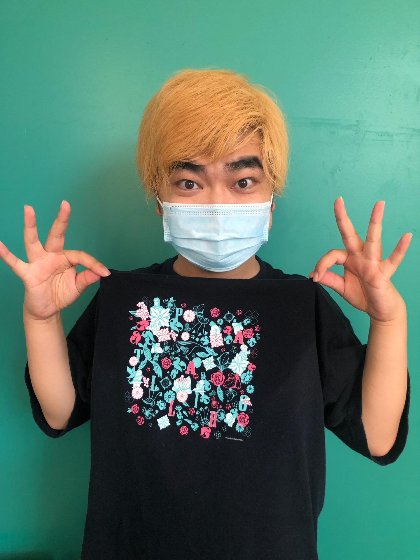 綺麗なフラワー柄がプリントされた黒Tシャツ。柄の中をよく見てみると……。