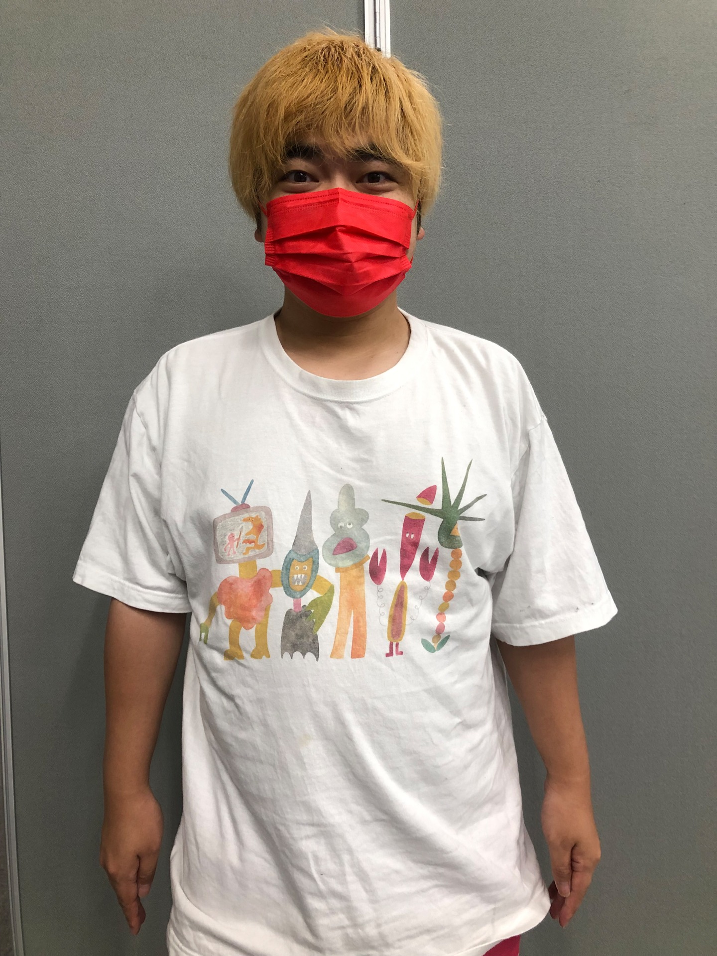 和み系イラストがお似合い。赤いマスクもポイント。