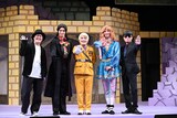 「舞台『パタリロ！』～ファントム～」初日会見より。左から小林顕作、宇野結也、加藤諒、後藤大、魔夜峰央。