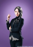 茉莉邑薫扮する新島冴。