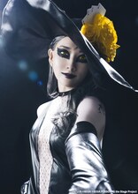 茉莉邑薫扮する新島冴（シャドウ）。