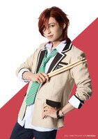 高本学扮する佐野愛実。