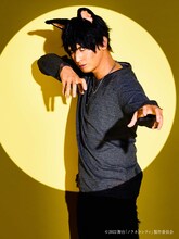 小波津亜廉扮するクロ。