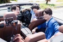 左から松田凌、佐々木喜英、鈴木拡樹。