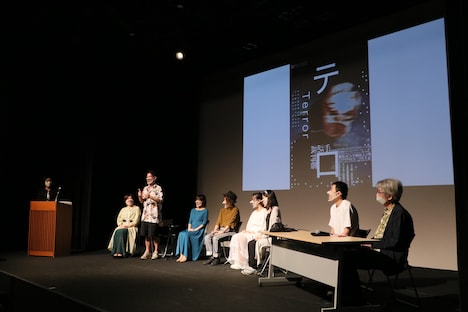 神戸アートビレッジセンター（KAVC）プロデュース公演 手話裁判劇「テロ」記者会見の様子。