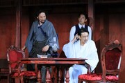 文学座公演「マニラ瑞穂記」より。（撮影：宮川舞子）