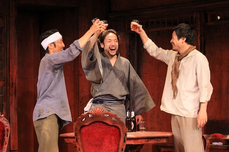 文学座公演「マニラ瑞穂記」より。（撮影：宮川舞子）