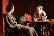 文学座公演「マニラ瑞穂記」より。（撮影：宮川舞子）