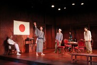 文学座公演「マニラ瑞穂記」より。（撮影：宮川舞子）