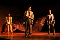 文学座公演「マニラ瑞穂記」より。（撮影：宮川舞子）