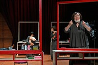 舞台手話通訳付き公演「楽屋─流れ去るものはやがてなつかしき─」通し稽古より。