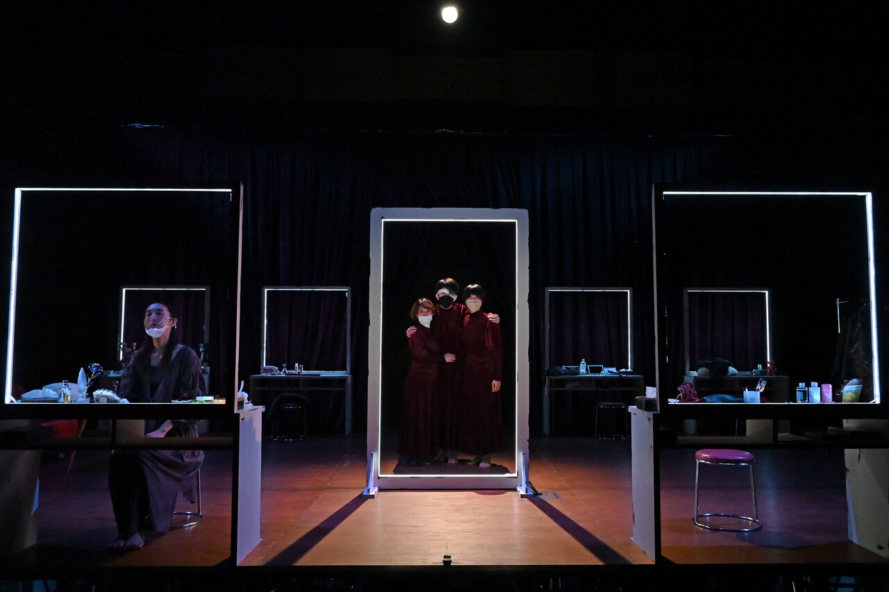 舞台手話通訳者も“女優”の1人、樋口ミユ演出「楽屋─流れ去るものはやがてなつかしき─」