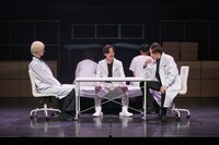 舞台「最後の医者は桜を見上げて君を想う」より。