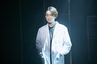 舞台「最後の医者は桜を見上げて君を想う」より。