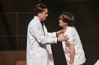 舞台「最後の医者は桜を見上げて君を想う」より。