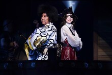 2022年劇団☆新感線42周年興行・秋公演 新感線☆RX「薔薇とサムライ2-海賊女王の帰還-」より。（撮影：田中亜紀）