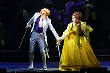 2022年劇団☆新感線42周年興行・秋公演 新感線☆RX「薔薇とサムライ2-海賊女王の帰還-」より。（撮影：田中亜紀）