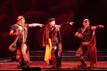 2022年劇団☆新感線42周年興行・秋公演 新感線☆RX「薔薇とサムライ2-海賊女王の帰還-」より。（撮影：田中亜紀）