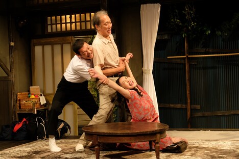 札幌座・道産子男闘呼倶楽部「五月、忘れ去られた庭の片隅に花が咲く」より。