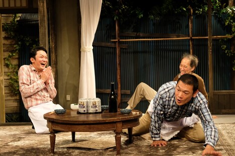 札幌座・道産子男闘呼倶楽部「五月、忘れ去られた庭の片隅に花が咲く」より。